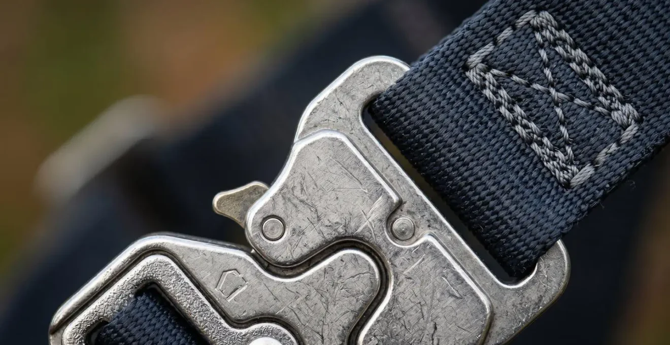 Détail macro d'un système de certification et d'attache métallique de sécurité pour équipement canin