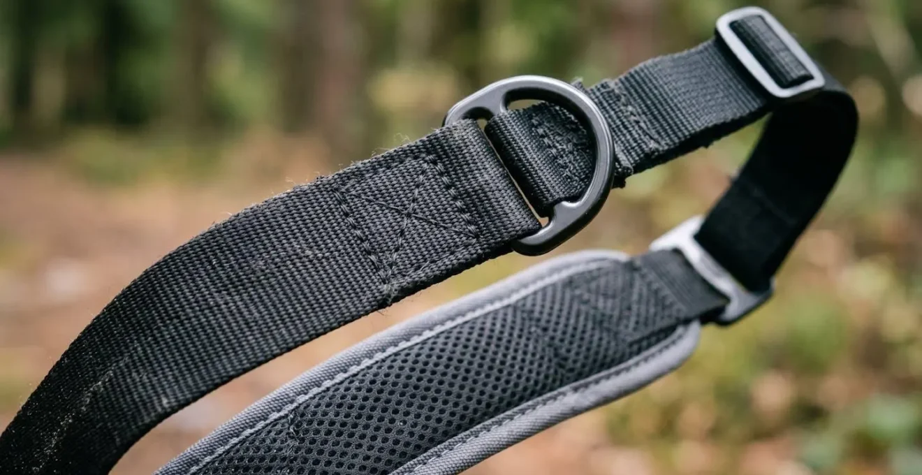Gros plan sur le systeme de baudrier de canicross montrant la repartition ergonomique de la traction sur le bassin du coureur