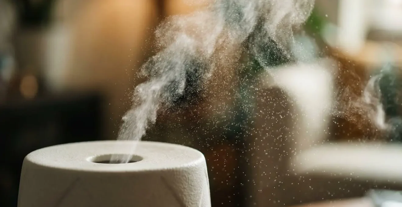 Diffuseur d'huiles essentielles à ultrasons produisant une fine brume dans un salon lumineux
